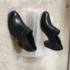 Black comfortable shoes